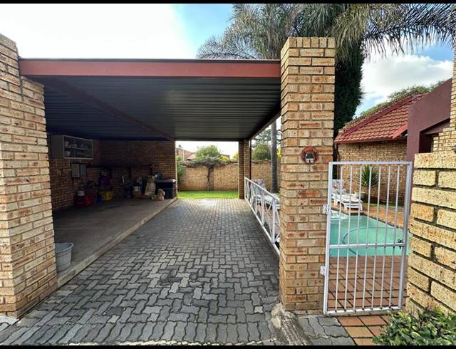 2 BEDROOM TOWNHOUSE FOR SALE IN ALBEMARLE